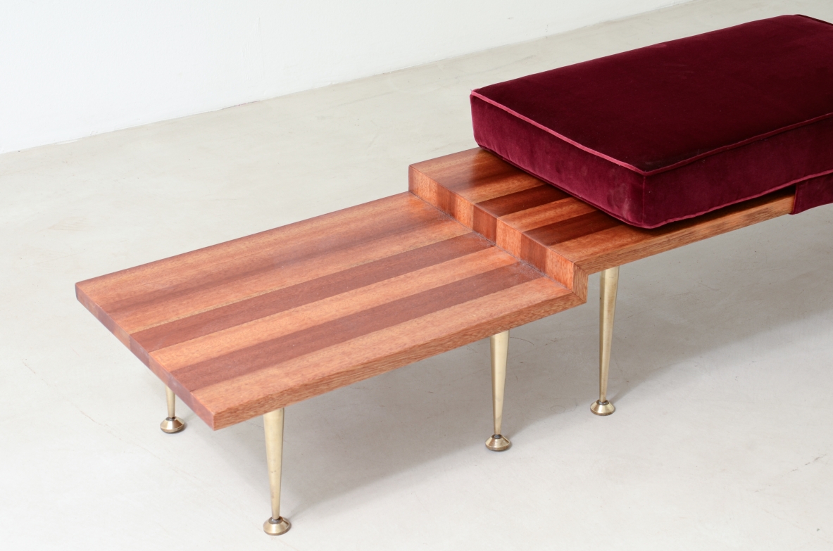 Grande panca in legno sagomato con cuscini e piedi in ottone Manifattura italiana anni '50