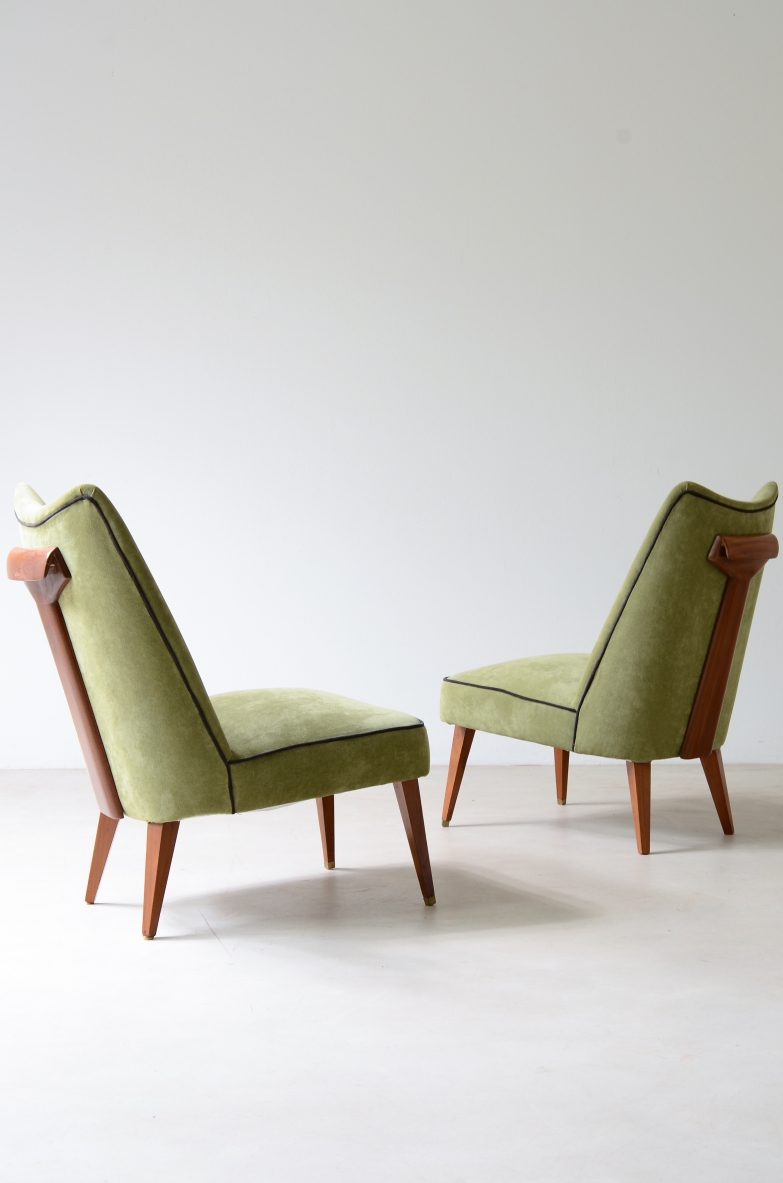 Melchiorre Bega rara coppia di poltroncine rivestite in velluto con maniglione in legnio sullo schienale.