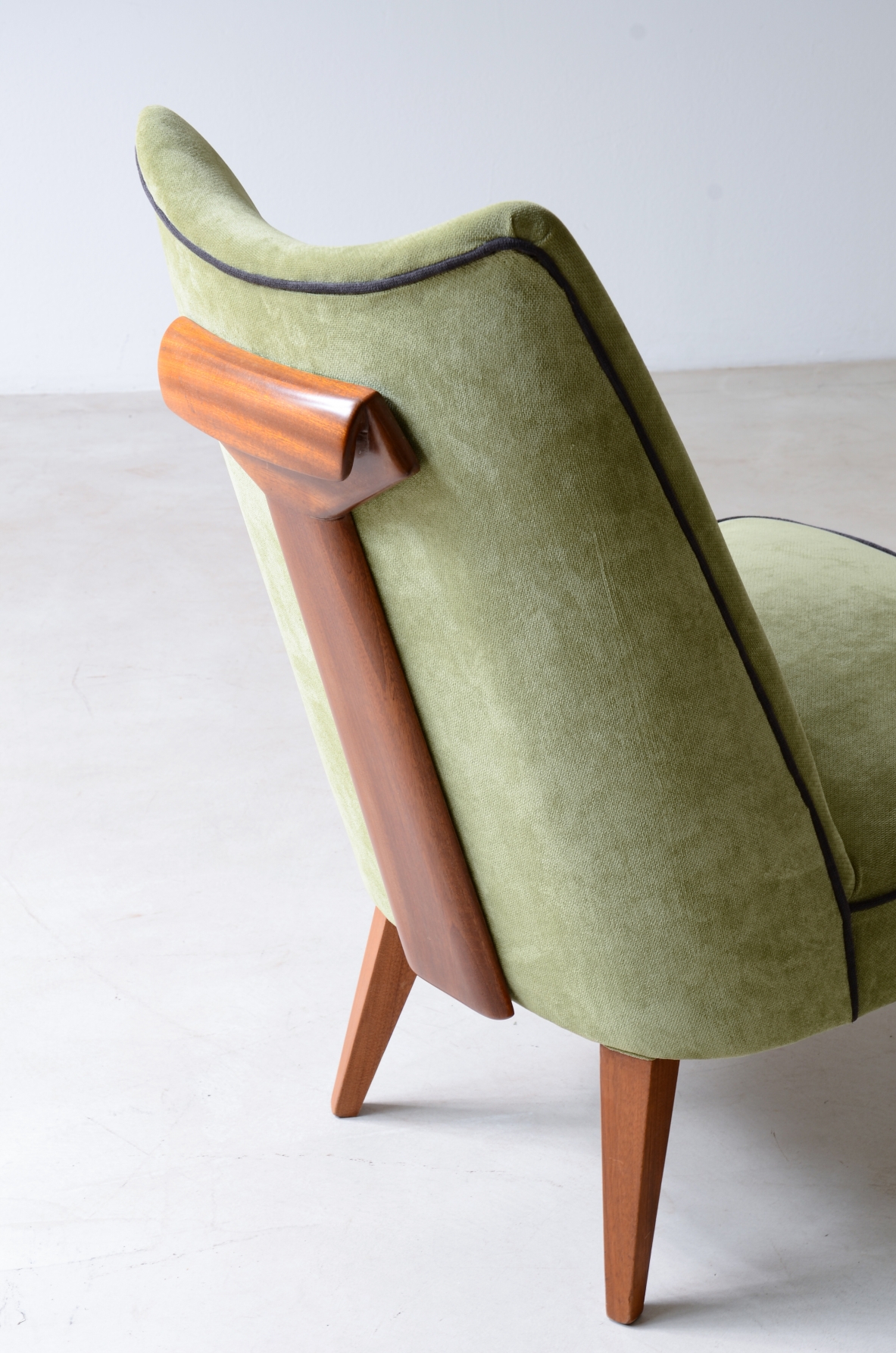 Melchiorre Bega rara coppia di poltroncine rivestite in velluto con maniglione in legnio sullo schienale.