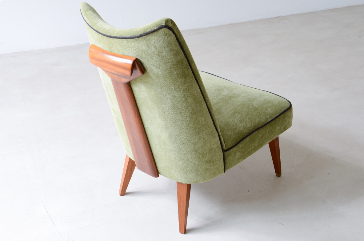 Melchiorre Bega rara coppia di poltroncine rivestite in velluto con maniglione in legnio sullo schienale.