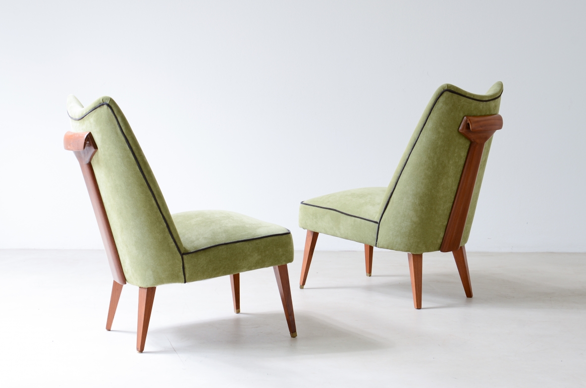 Melchiorre Bega rara coppia di poltroncine rivestite in velluto con maniglione in legnio sullo schienale.