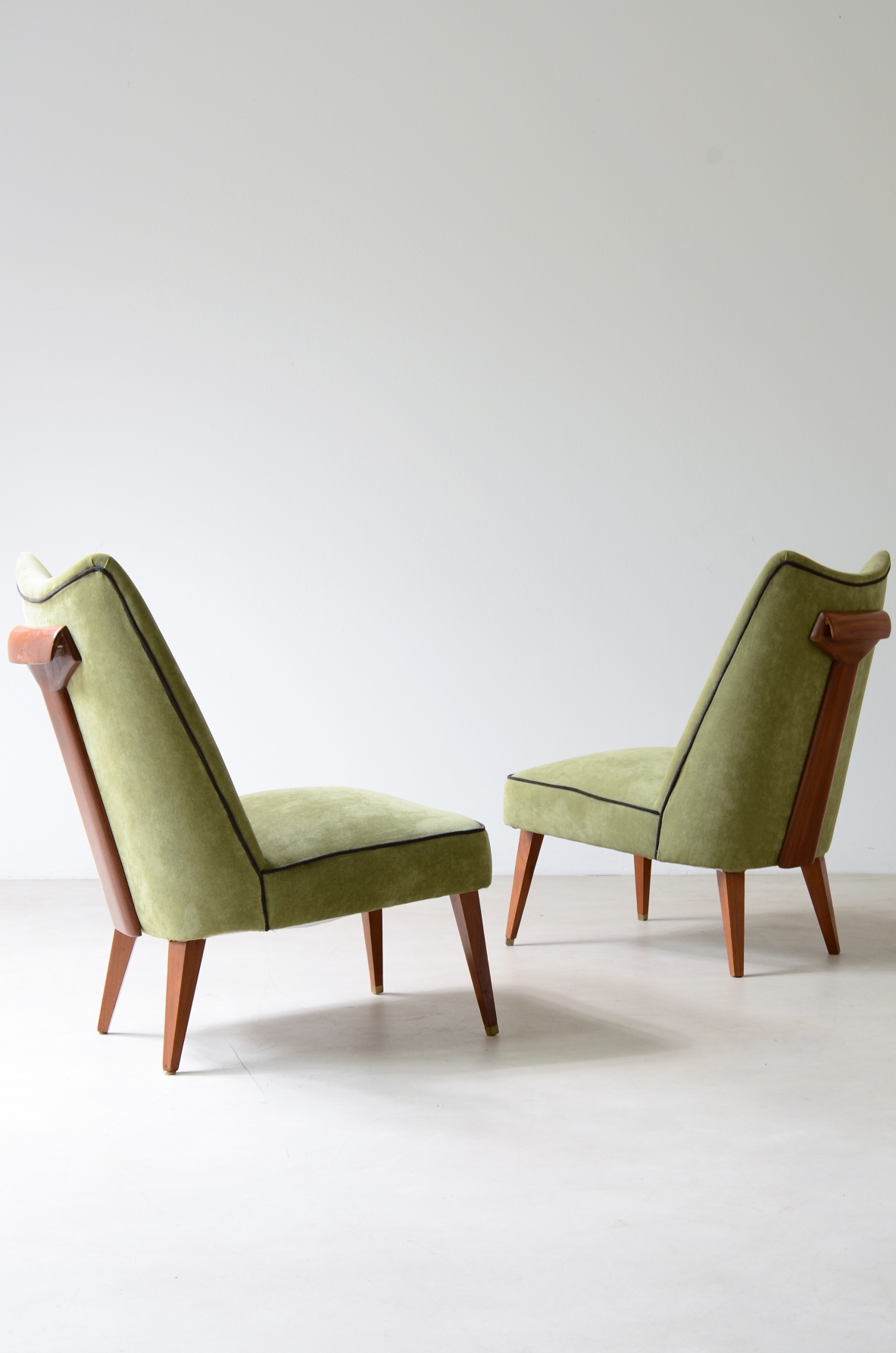 Melchiorre Bega rara coppia di poltroncine rivestite in velluto con maniglione in legnio sullo schienale.