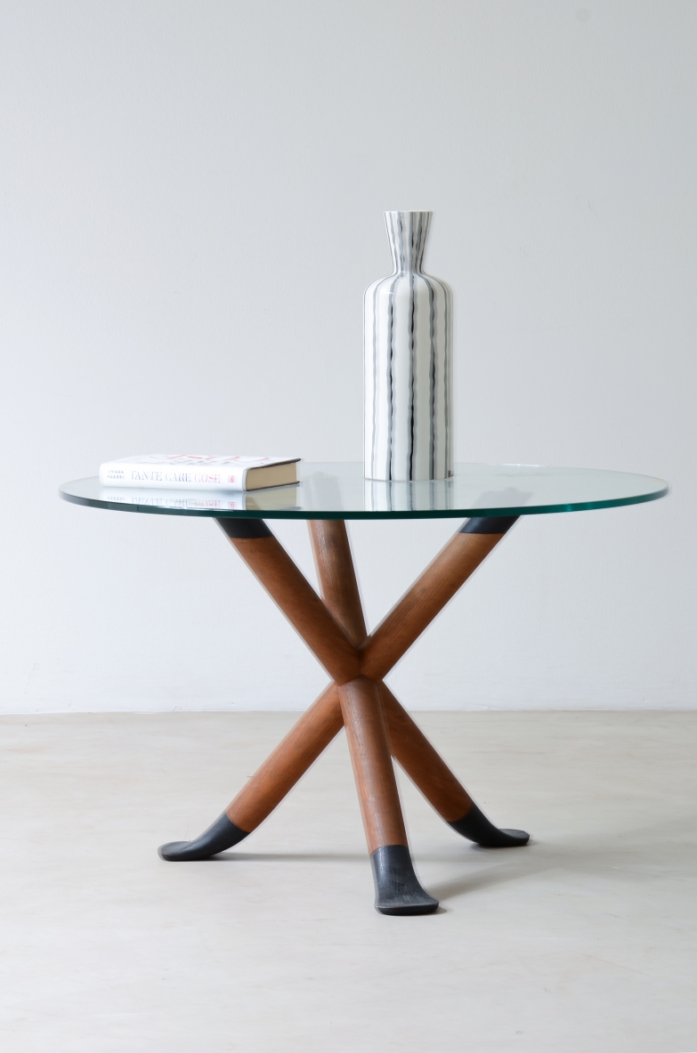 Pietro Chiesa, tavolino in legno a tripode di bella fattura con piano in cristallo di forte spessore.  Fontana Arte