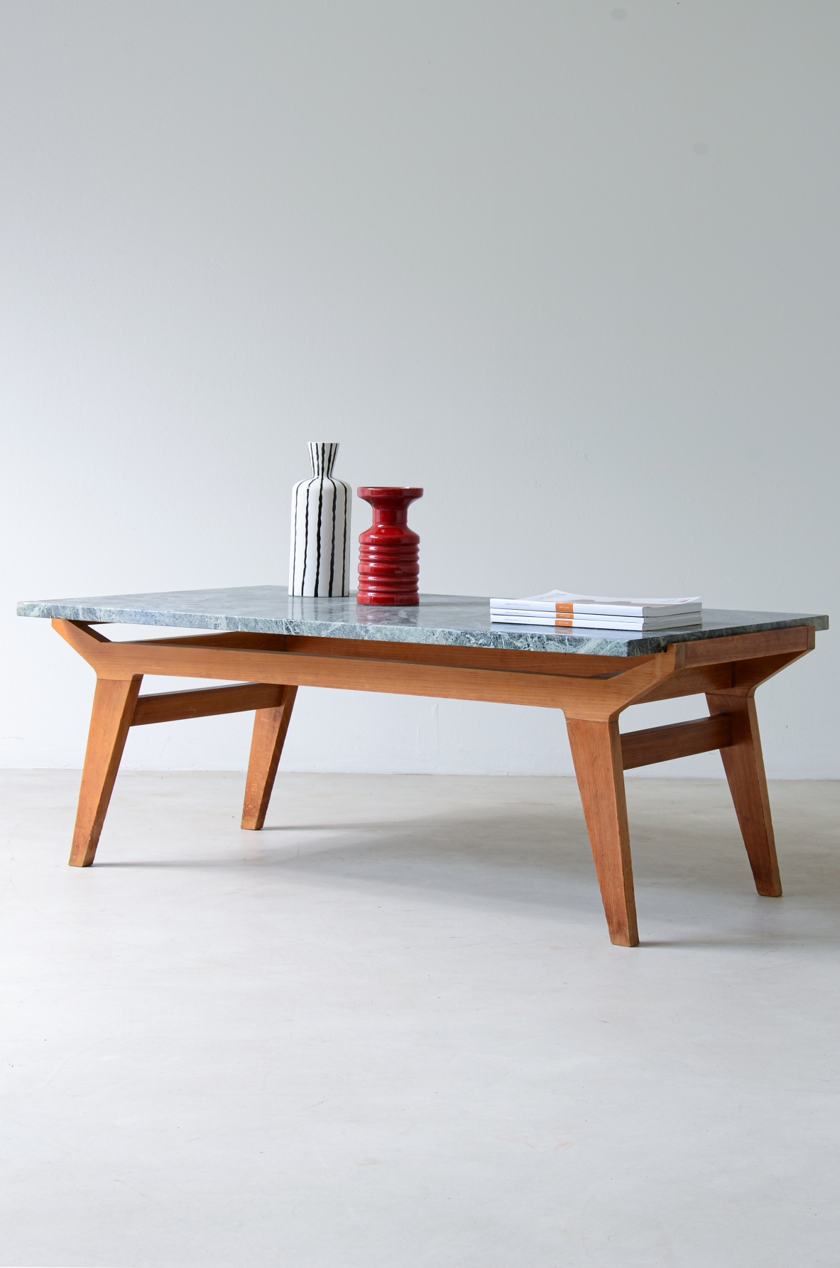 Ico Parisi (1916-1996)  Tavolo da salotto in legno sagomato con piano in marmo verde alpi 1955 Ico Parisi (1916-1996)  Tavolo da salotto in legno sagomato con piano in marmo verde alpi 1955
