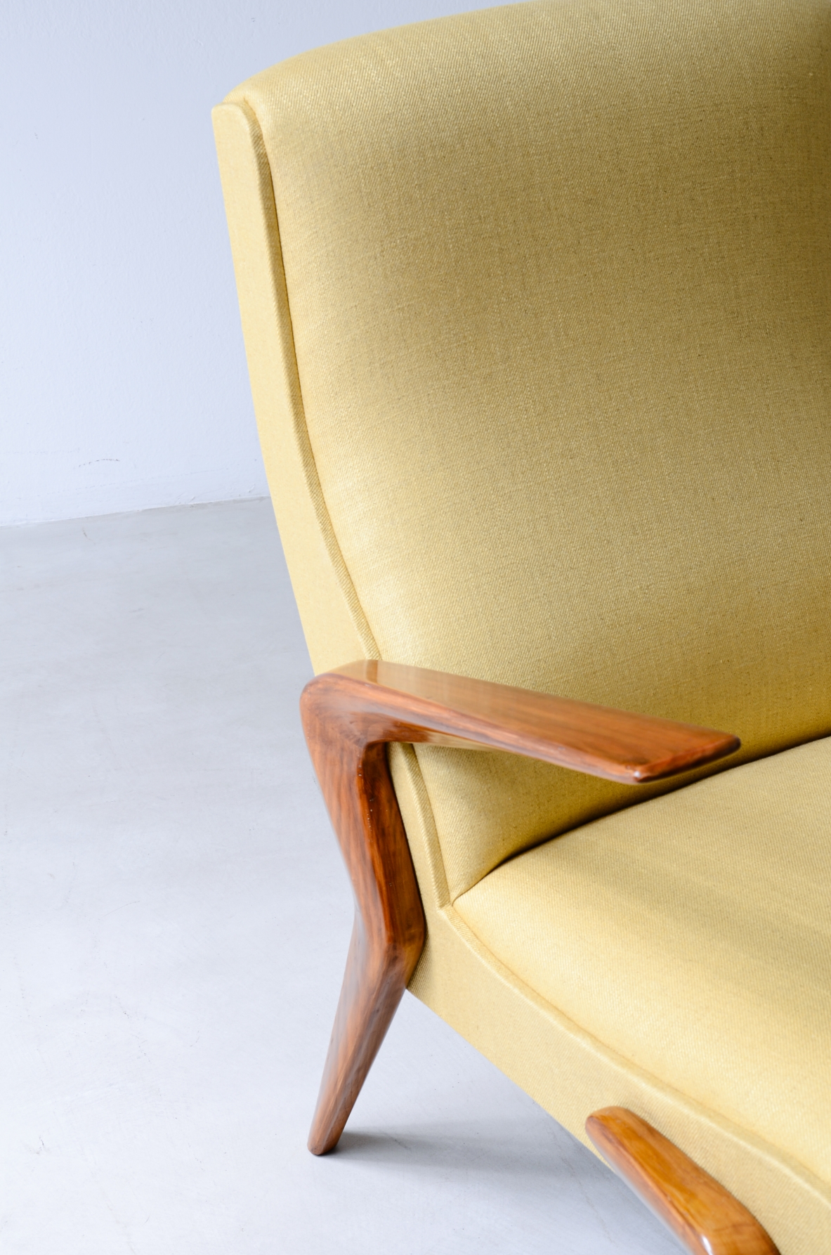 Osvaldo Borsani Important pair of armchairs in cherry wood and upholstered fabric, model P71