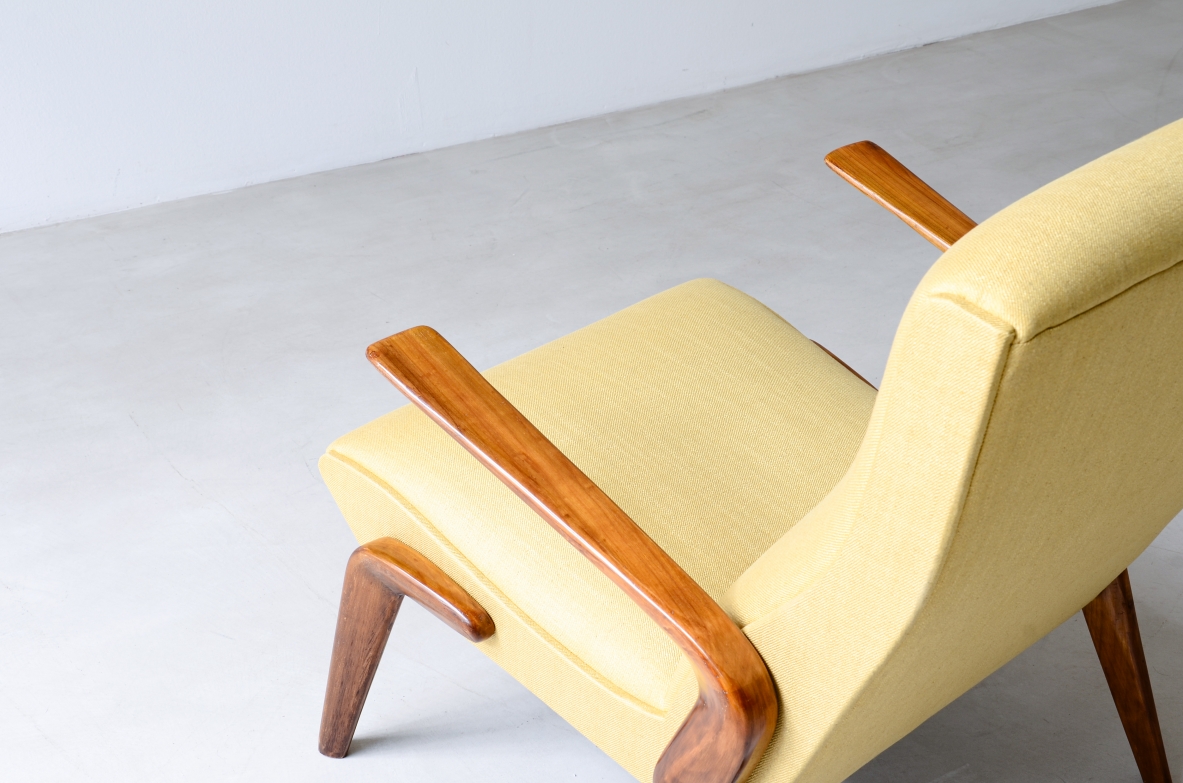 Osvaldo Borsani Important pair of armchairs in cherry wood and upholstered fabric, model P71