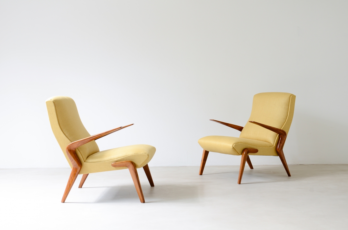 Osvaldo Borsani Important pair of armchairs in cherry wood and upholstered fabric, model P71