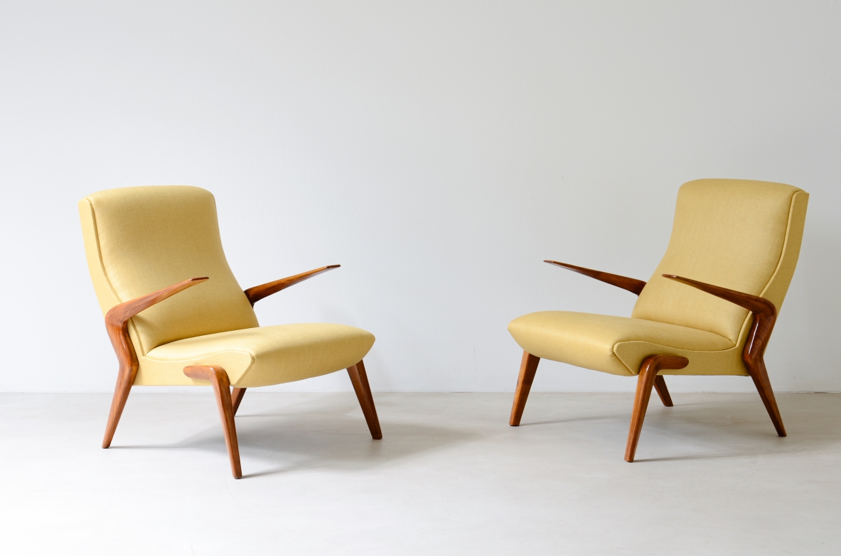 Osvaldo Borsani Important pair of armchairs in cherry wood and upholstered fabric, model P71