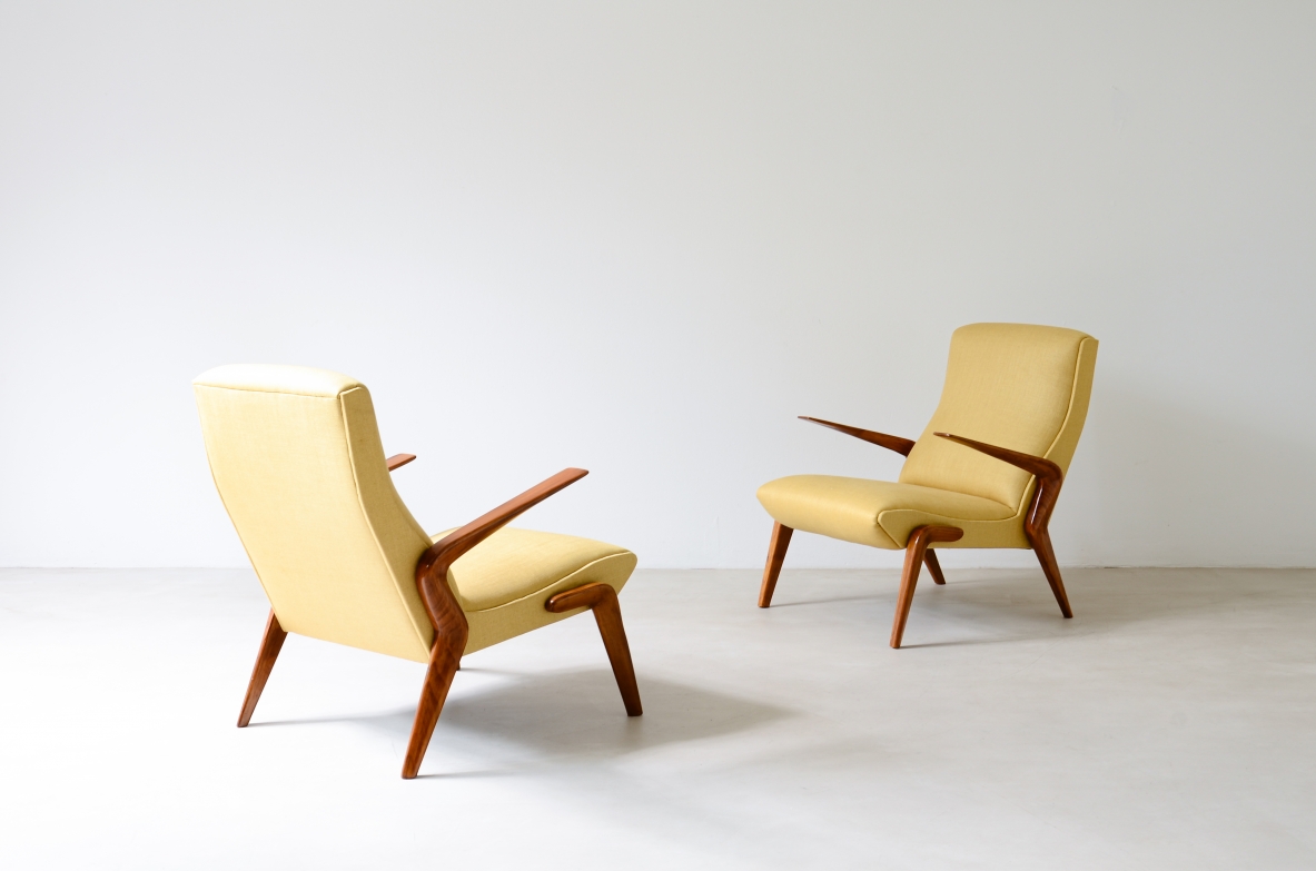 Osvaldo Borsani Important pair of armchairs in cherry wood and upholstered fabric, model P71