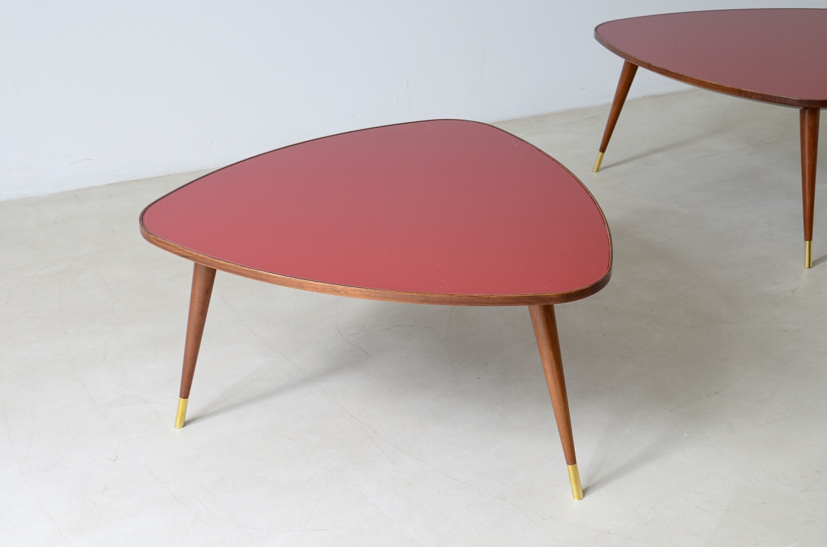 Osvaldo Borsani  Coppia di tavolini con piano in vetro con puntale in ottone.