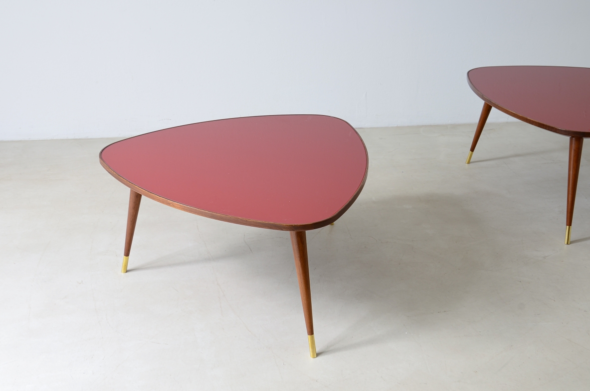 Osvaldo Borsani  Coppia di tavolini con piano in vetro con puntale in ottone.