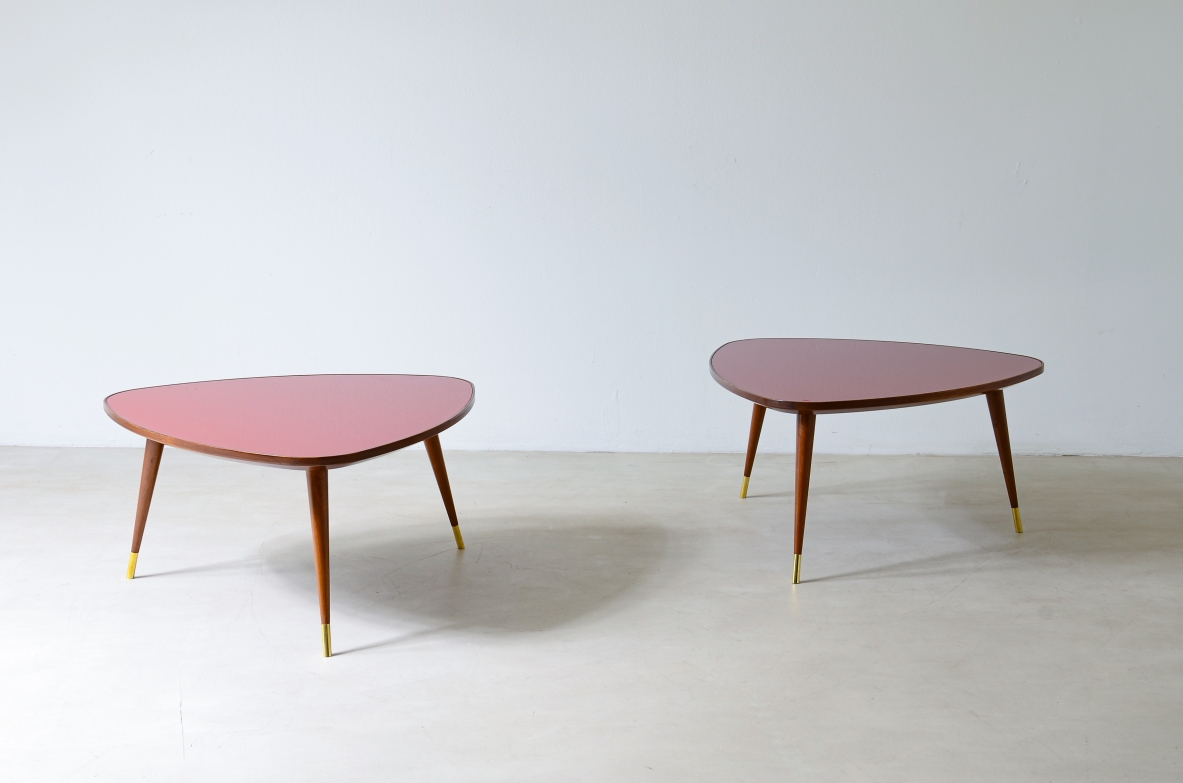 Osvaldo Borsani  Coppia di tavolini con piano in vetro con puntale in ottone.