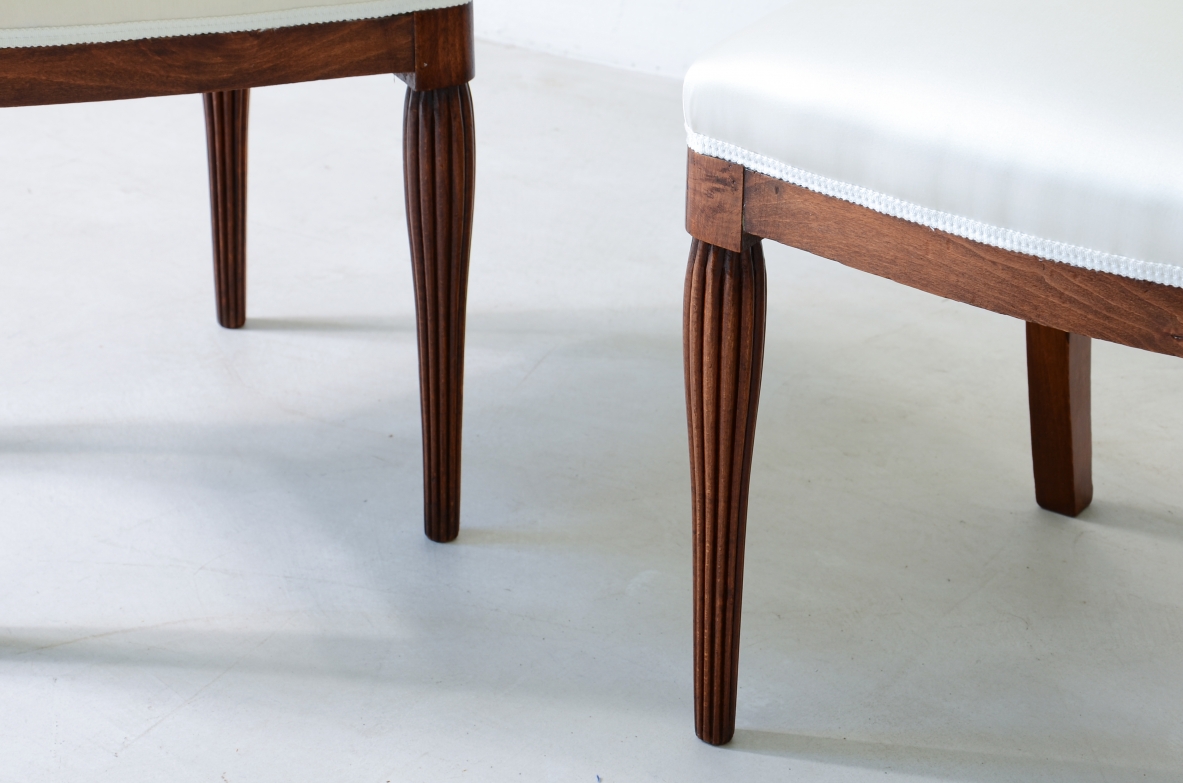 Due piccole sedie in rovere e tessuto imbottito.  Manifattura francese, 1930ca.