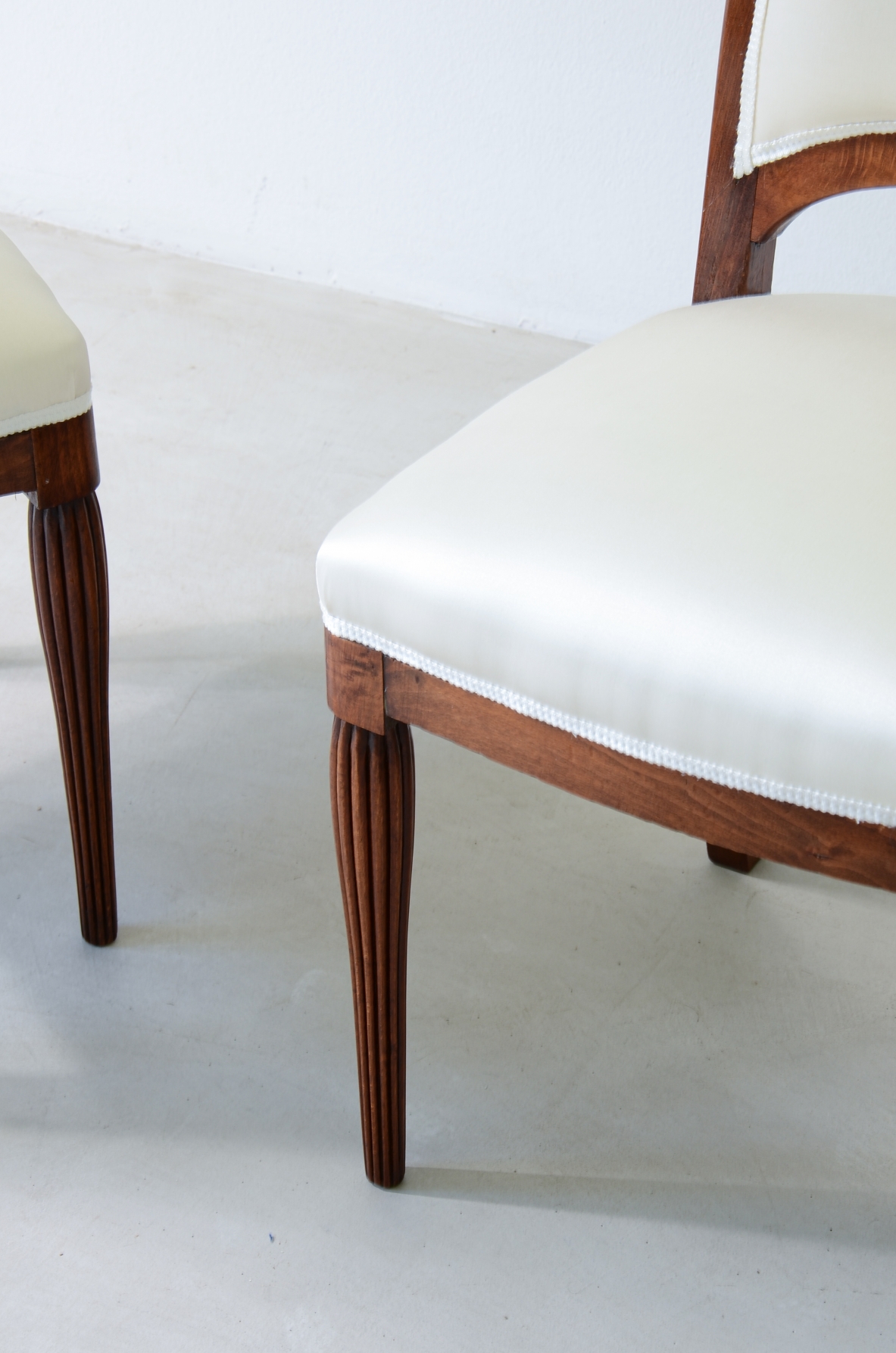 Due piccole sedie in rovere e tessuto imbottito.  Manifattura francese, 1930ca.