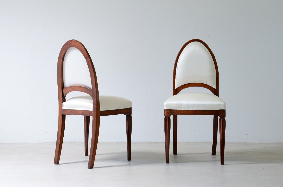 Due piccole sedie in rovere e tessuto imbottito.  Manifattura francese, 1930ca.