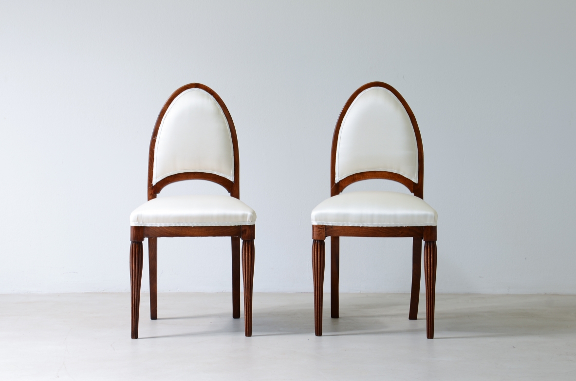 Due piccole sedie in rovere e tessuto imbottito.  Manifattura francese, 1930ca.