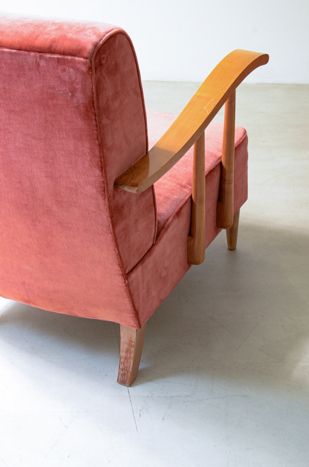 Coppia di poltrone in legnio biondo e tessuto imbottito.  Manifattura italiana 1940ca.