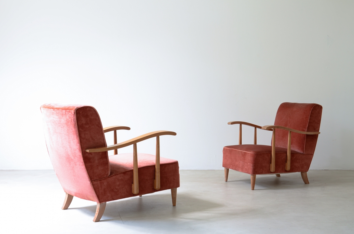 Coppia di poltrone in legnio biondo e tessuto imbottito.  Manifattura italiana 1940ca.