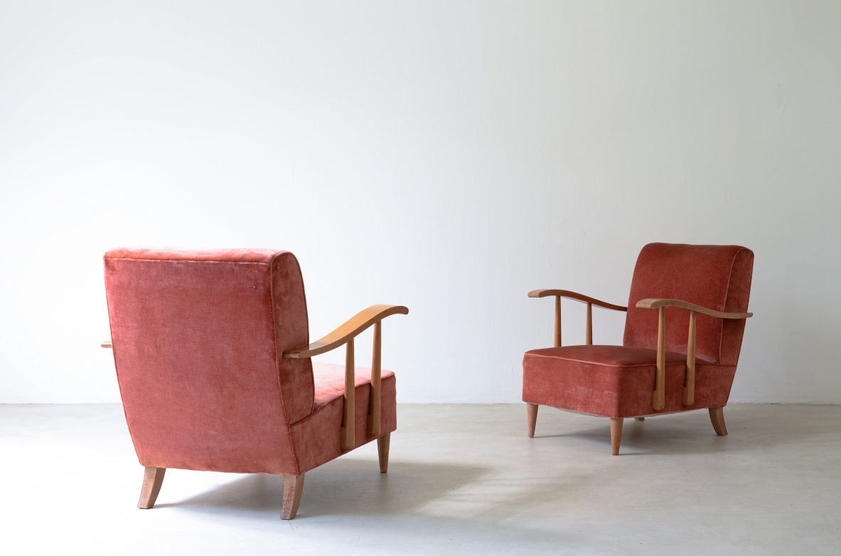 Coppia di poltrone in legnio biondo e tessuto imbottito.  Manifattura italiana 1940ca.