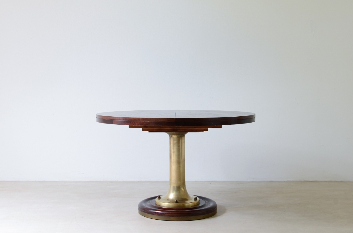 Tavolo da nave allungabile con colonna in fusione di bronzo, base e piano in mogano. 1960 Tavolo da nave allungabile con colonna in fusione di bronzo, base e piano in mogano. 1960