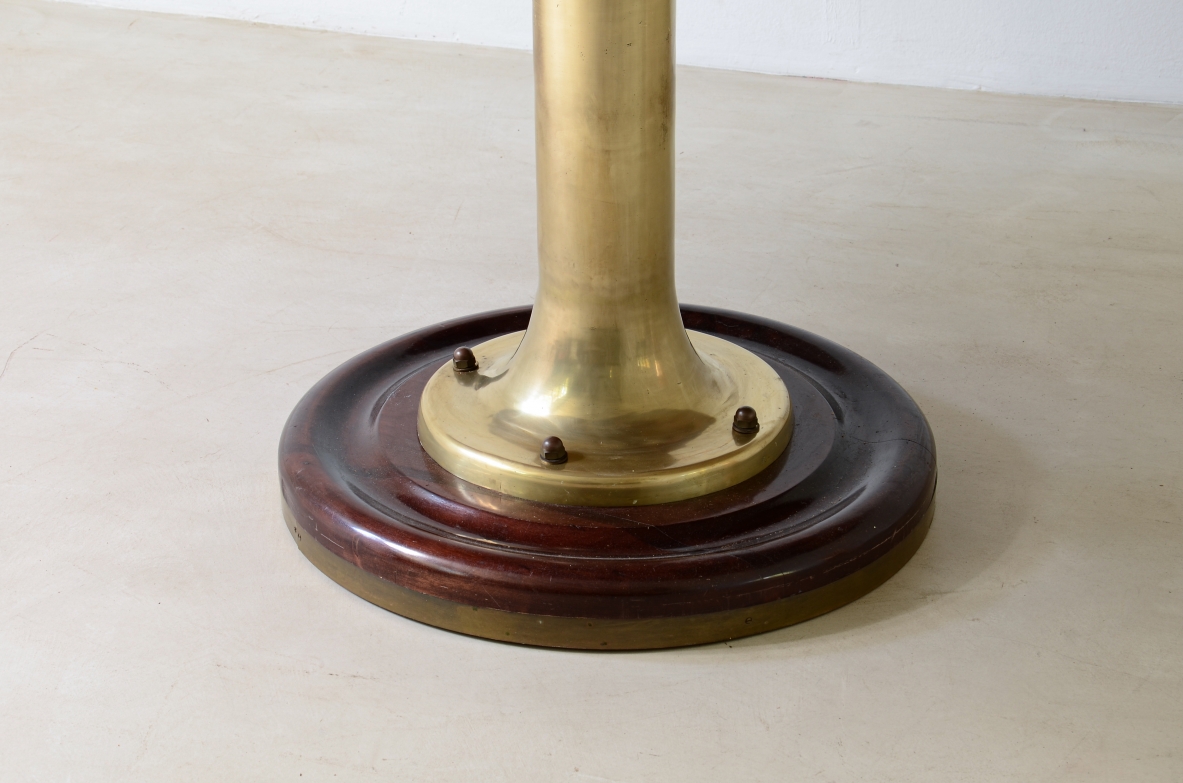 Tavolo da nave allungabile con colonna in fusione di bronzo, base e piano in mogano. 1960 Tavolo da nave allungabile con colonna in fusione di bronzo, base e piano in mogano. 1960