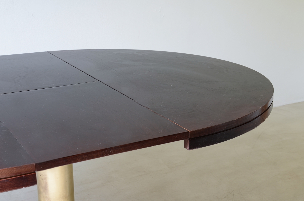 Tavolo da nave allungabile con colonna in fusione di bronzo, base e piano in mogano. 1960 Tavolo da nave allungabile con colonna in fusione di bronzo, base e piano in mogano. 1960
