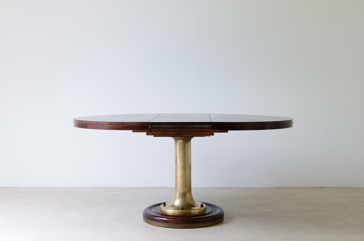Tavolo da nave allungabile con colonna in fusione di bronzo, base e piano in mogano. 1960 Tavolo da nave allungabile con colonna in fusione di bronzo, base e piano in mogano. 1960