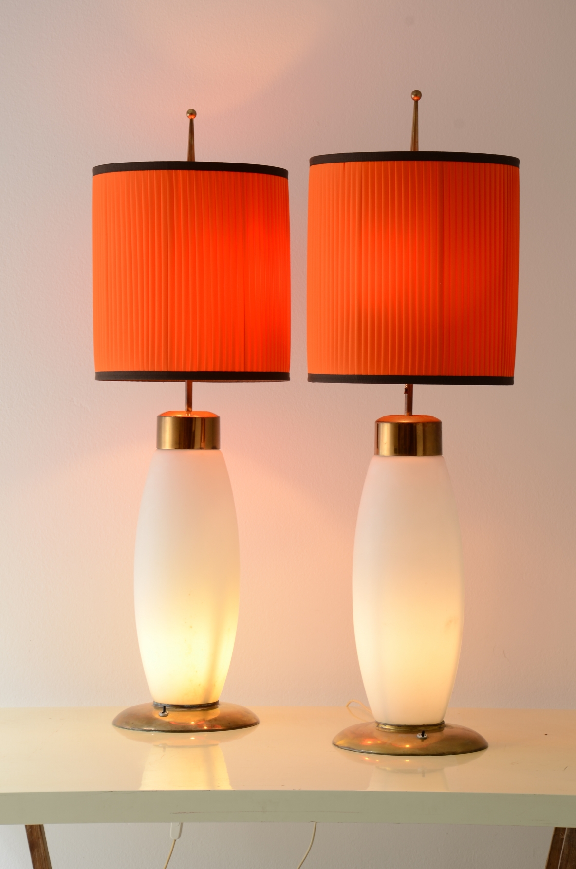 Stilnovo  Unique pair of large table lamps in opaline lighted glass,