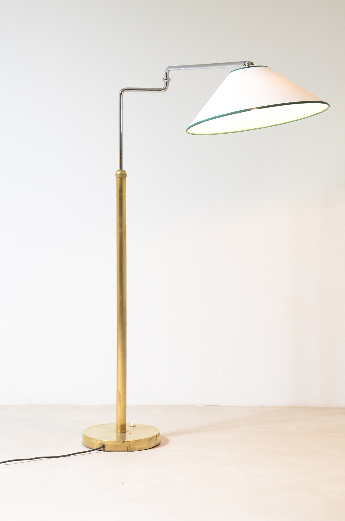 Lampada da terra Manifattura italiana anni 30ca. Lampada da terra Manifattura italiana anni 30ca.