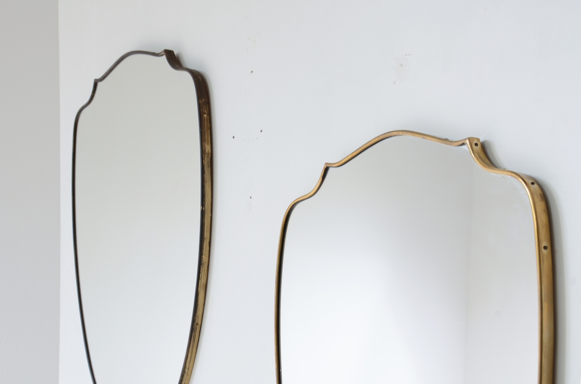 Coppia di specchiere in ottone sagomato 1950ca.