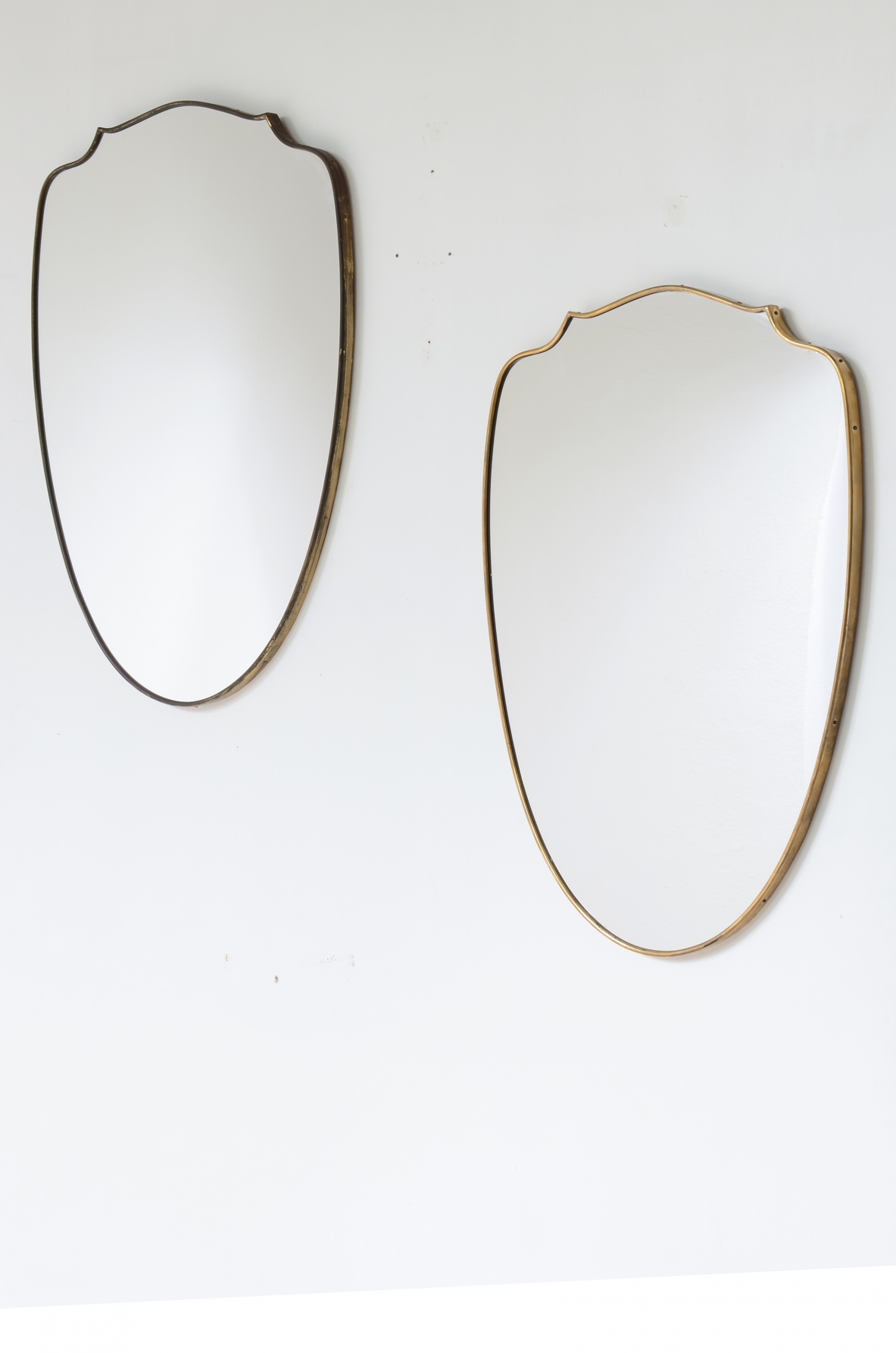 Coppia di specchiere in ottone sagomato 1950ca.