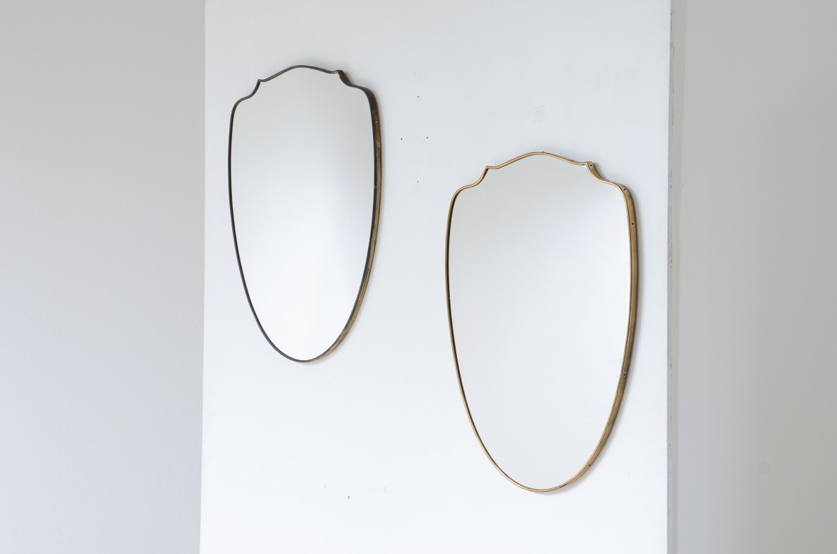 Coppia di specchiere in ottone sagomato 1950ca.