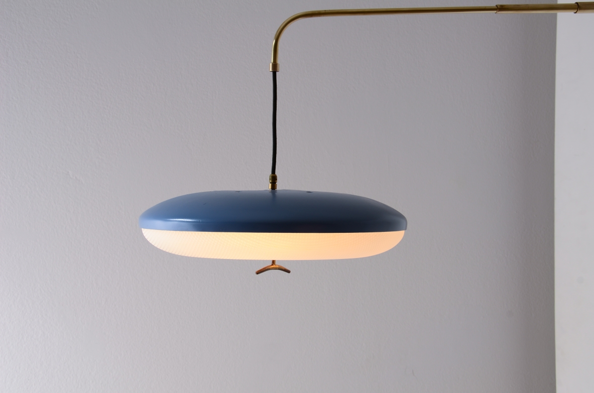 Stilux Milano  Lampada telescopica saliscendi con contrappeso e braccio estensibile in ottone. Stilux Milano  Lampada telescopica saliscendi con contrappeso e braccio estensibile in ottone.