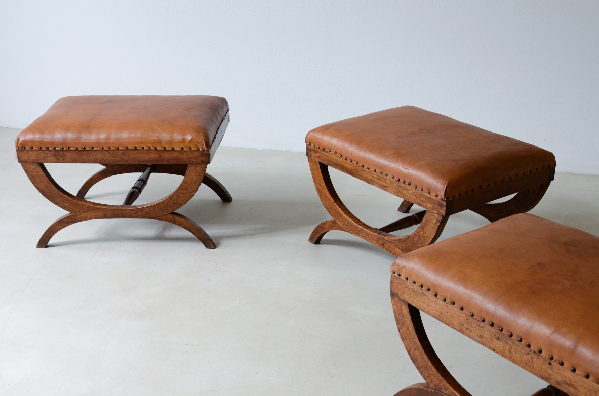 Tre eleganti sedute in legno con seduta in pelle imbottita.  Manifattura italiana 1930-1940ca