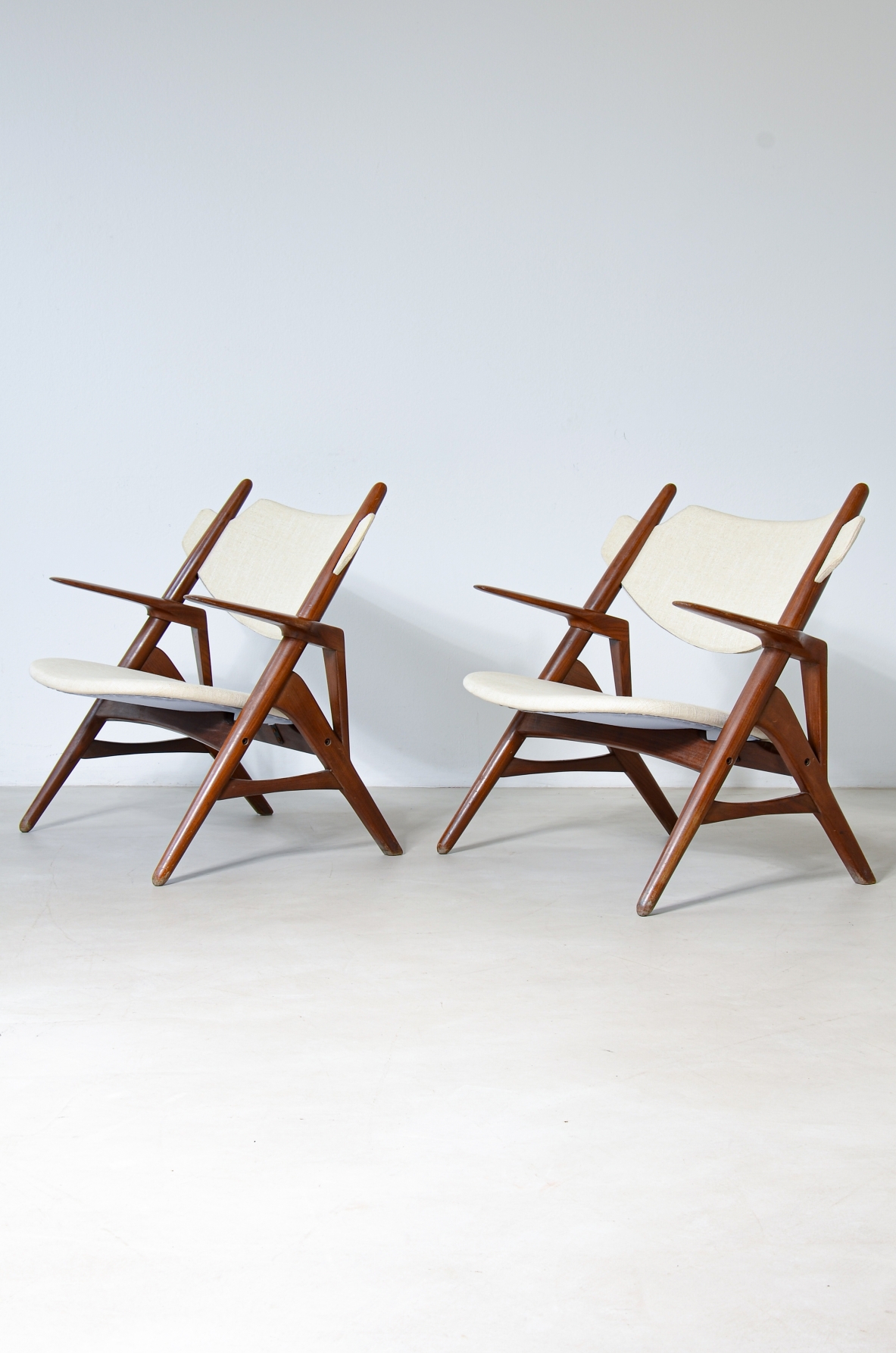 Hans J. Wegner Pair of CH-28 Sawbuck armchairs with teak wood frame 1951