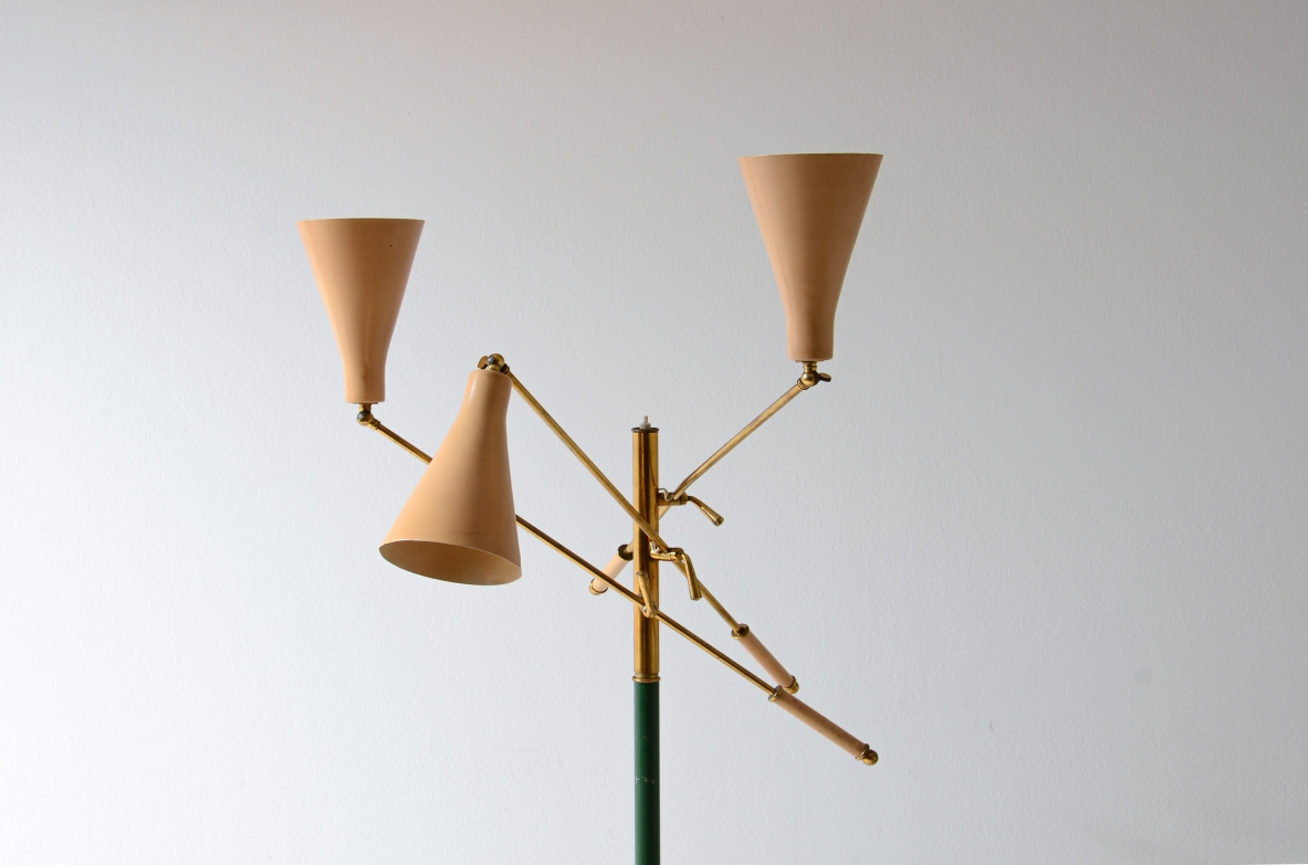 Stilnovo 1950 Lampada da terra con stelo centrale e tre bracci in ottone Stilnovo 1950 Lampada da terra con stelo centrale e tre bracci in ottone
