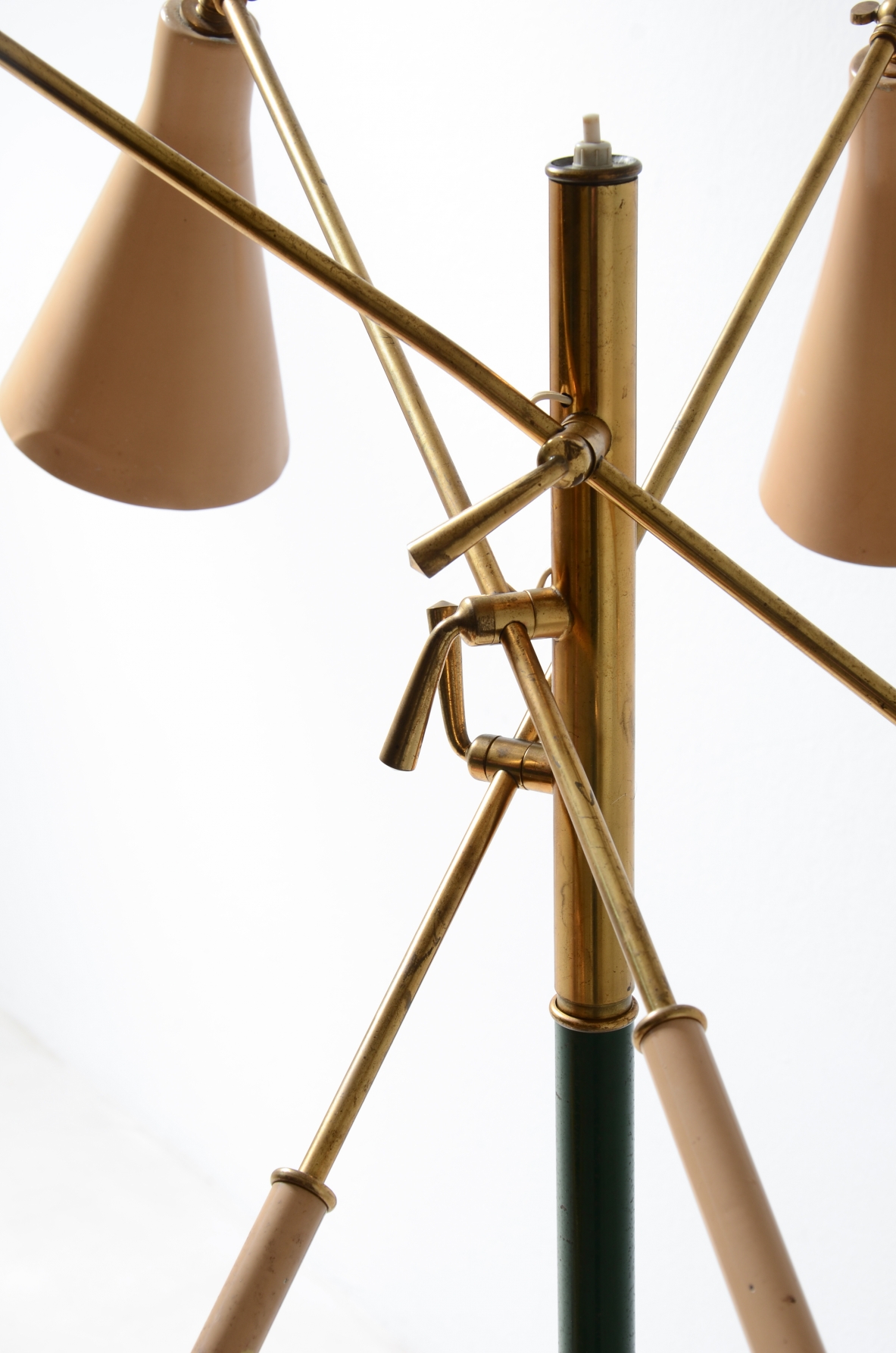 Stilnovo 1950 Lampada da terra con stelo centrale e tre bracci in ottone Stilnovo 1950 Lampada da terra con stelo centrale e tre bracci in ottone