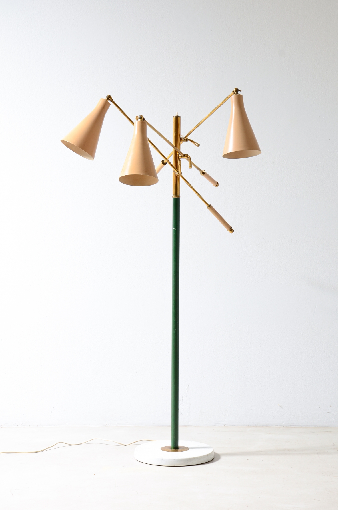 Stilnovo 1950 Lampada da terra con stelo centrale e tre bracci in ottone Stilnovo 1950 Lampada da terra con stelo centrale e tre bracci in ottone