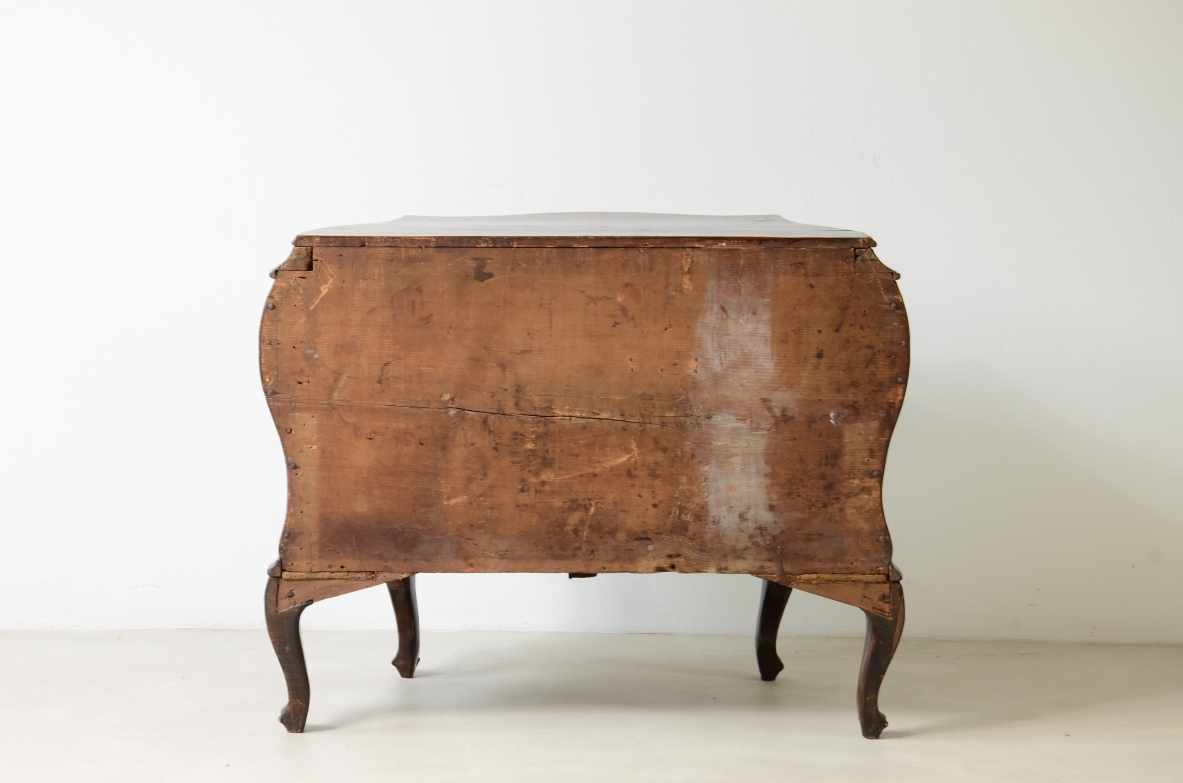 Rare small-sized piece of furniture veneered in walnut and walnut root. Venetian manufacture, Venice 1740-1950ca.