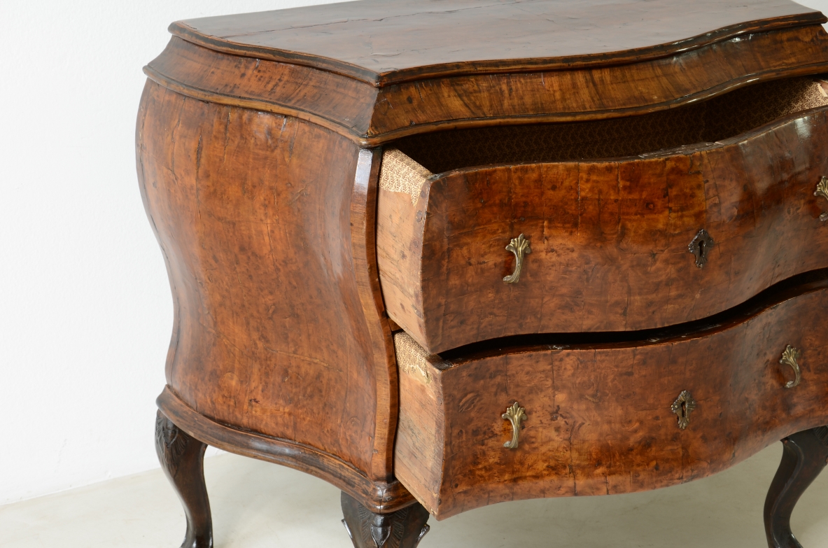Rare small-sized piece of furniture veneered in walnut and walnut root. Venetian manufacture, Venice 1740-1950ca.