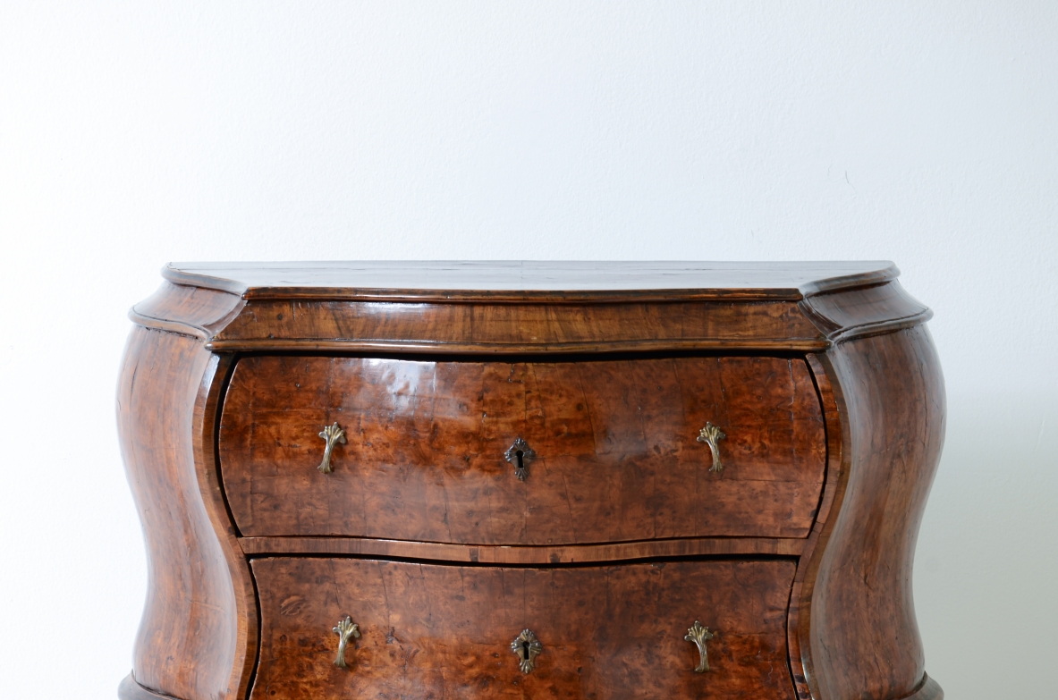 Rare small-sized piece of furniture veneered in walnut and walnut root. Venetian manufacture, Venice 1740-1950ca.