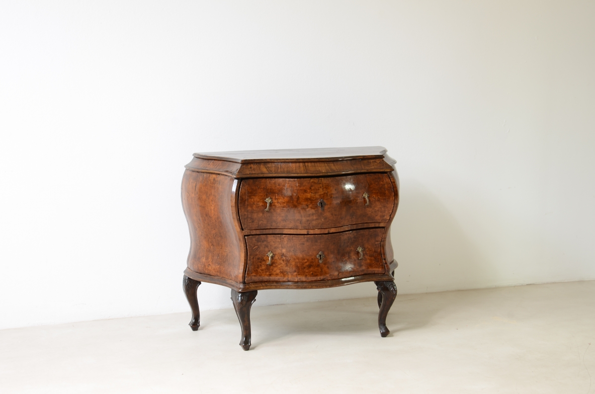 Rare small-sized piece of furniture veneered in walnut and walnut root. Venetian manufacture, Venice 1740-1950ca.