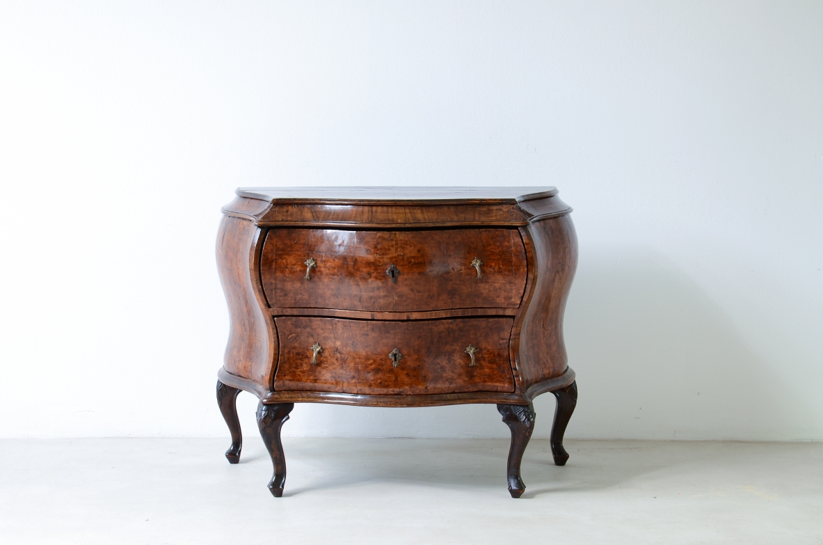 Rare small-sized piece of furniture veneered in walnut and walnut root. Venetian manufacture, Venice 1740-1950ca.