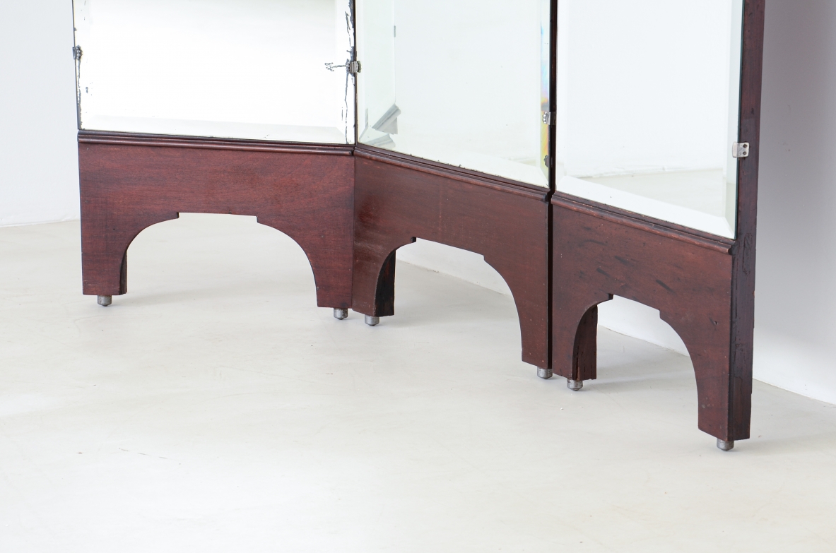 Specchiera da sartoria con struttura in legno e maniglie in ottone. 1930 Specchiera da sartoria con struttura in legno e maniglie in ottone. 1930