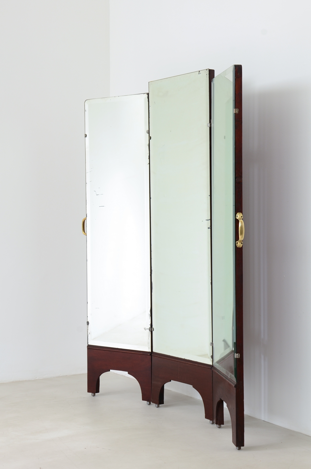 Specchiera da sartoria con struttura in legno e maniglie in ottone. 1930 Specchiera da sartoria con struttura in legno e maniglie in ottone. 1930