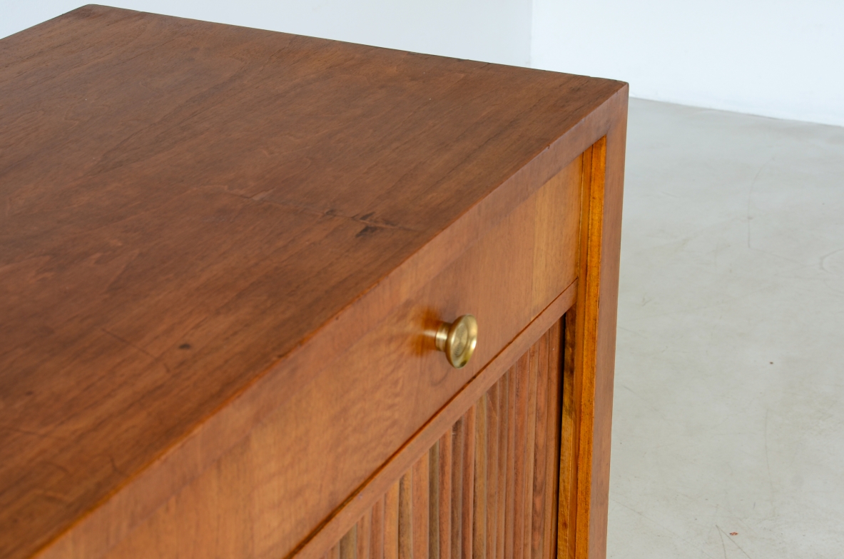 Paolo Buffa Elegante mobile a due ante in legno grissinato 1940