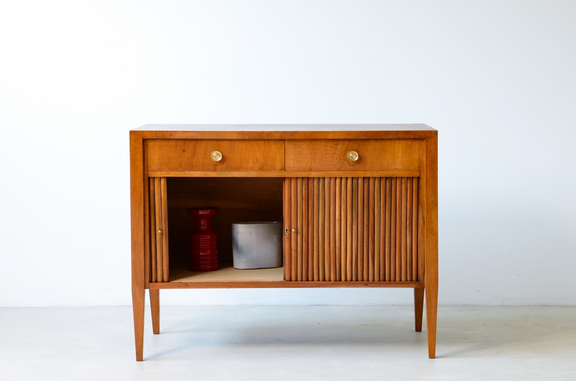 Paolo Buffa Elegante mobile a due ante in legno grissinato 1940