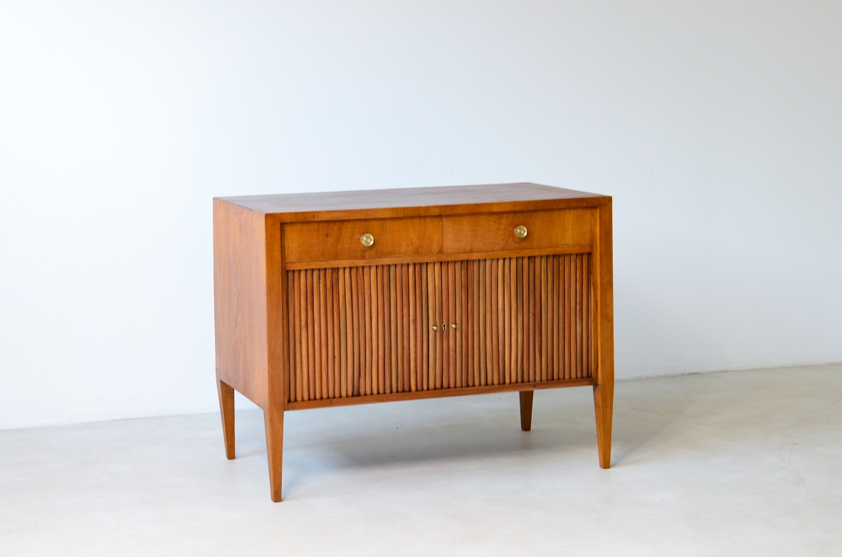 Paolo Buffa Elegante mobile a due ante in legno grissinato 1940