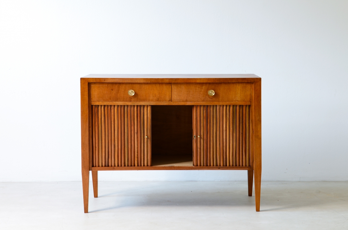 Paolo Buffa Elegante mobile a due ante in legno grissinato 1940
