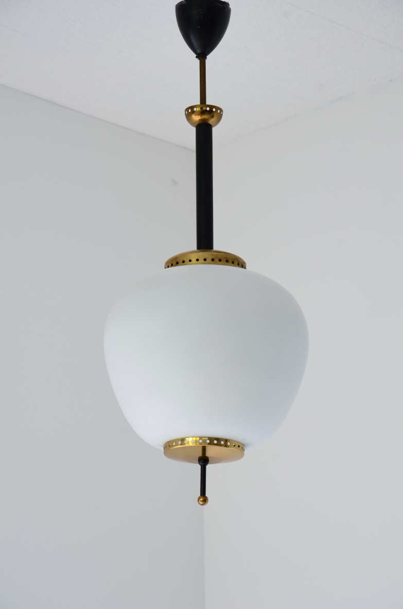 Stilnovo, Lampada a sospensione con struttura in metallo e ottone e grande diffusore in vetro opaline.